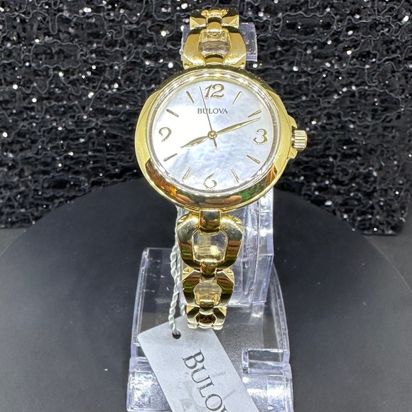 Women's NWT Bulova w/Mother-of-Pearl Face & Gold Bezel w/Gold Chain Bracelet - Picture 2 of 5